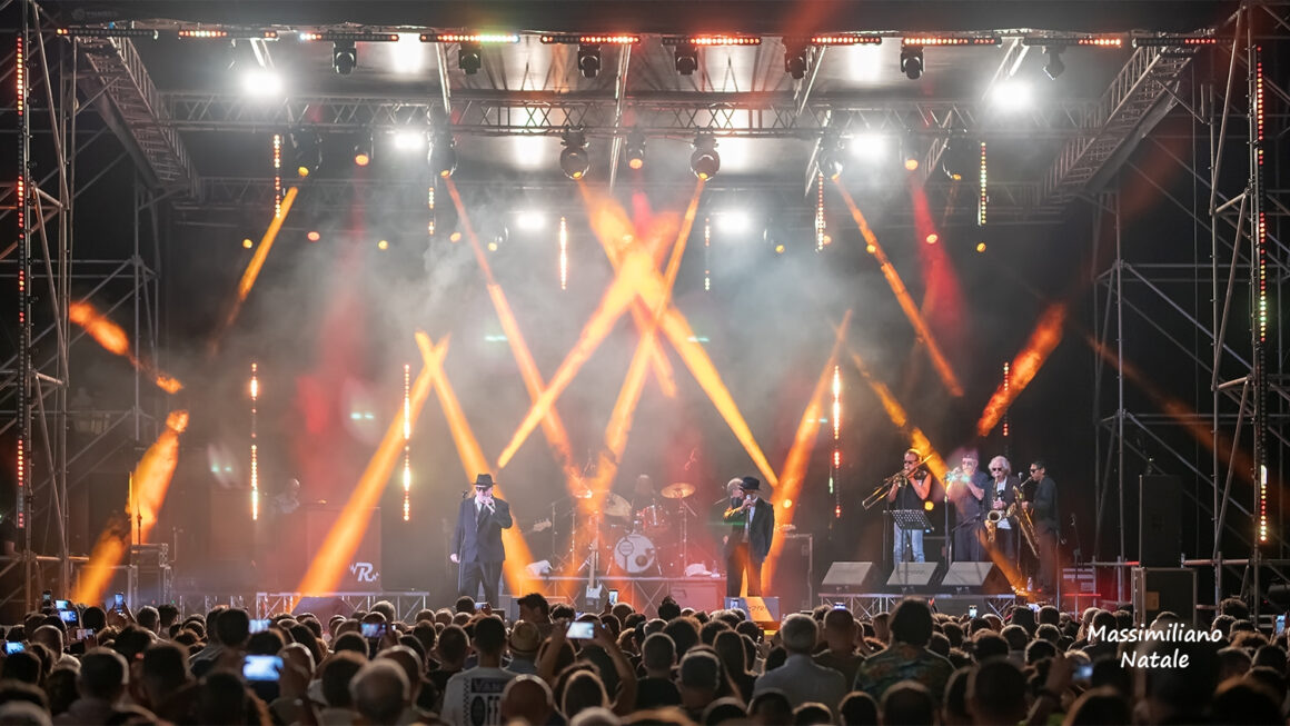 BAGNO DI FOLLA PER THE ORIGINAL BLUES BROTHERS BAND A SIDERNO BAGNO DI FOLLA PER THE ORIGINAL BLUES BROTHERS BAND A SIDERNO