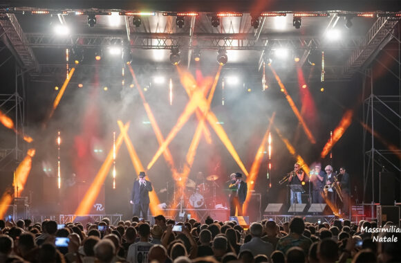 BAGNO DI FOLLA PER THE ORIGINAL BLUES BROTHERS BAND A SIDERNO