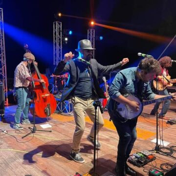 IN MIGLIAIA PER JOE BASTIANICH E LA TERZA CLASSE A SAN GIOVANNI IN FIORE IN MIGLIAIA PER JOE BASTIANICH E LA TERZA CLASSE A SAN GIOVANNI IN FIORE