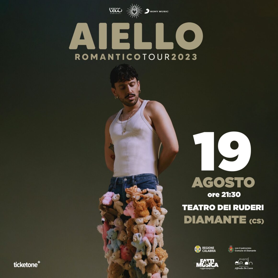 AIELLO FA ESPLODERE IL TEATRO DI CIRELLA AIELLO FA ESPLODERE IL TEATRO DI CIRELLA