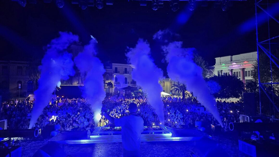 CON GABRY PONTE ESPLODE PIAZZA CASTELLO DI REGGIO  C.