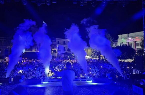 CON GABRY PONTE ESPLODE PIAZZA CASTELLO DI REGGIO C. CON GABRY PONTE ESPLODE PIAZZA CASTELLO DI REGGIO C.