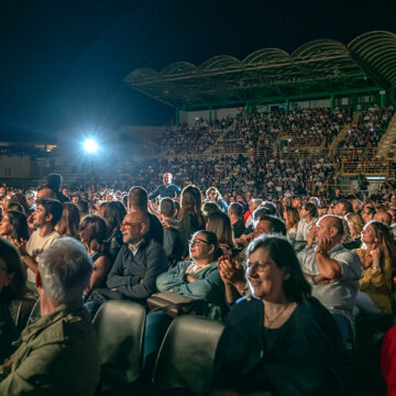 LAMEZIA ESPLODE DI RISATE CON CHECCO ZALONE LAMEZIA ESPLODE DI RISATE CON CHECCO ZALONE