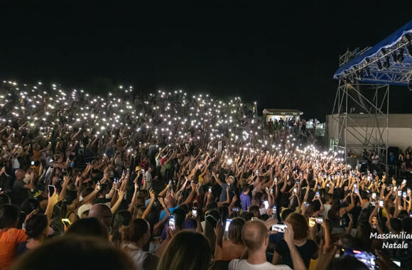 IRAMA TRAVOLGE IL TEATRO DEI RUDERI DI DIAMANTE