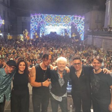 MAREA DI PUBBLICO PER RON A LAMEZIA E SAN GIOVANNI IN FIORE MAREA DI PUBBLICO PER RON A LAMEZIA E SAN GIOVANNI IN FIORE
