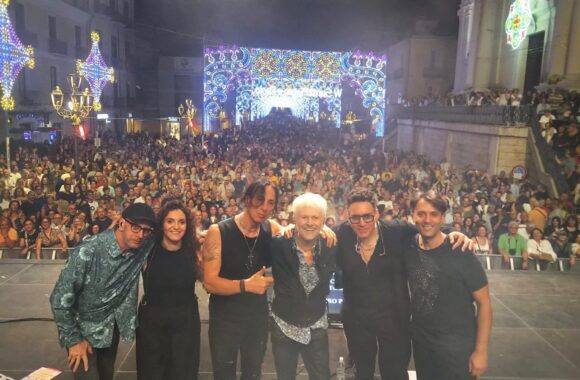 MAREA DI PUBBLICO PER RON A LAMEZIA E SAN GIOVANNI IN FIORE MAREA DI PUBBLICO PER RON A LAMEZIA E SAN GIOVANNI IN FIORE