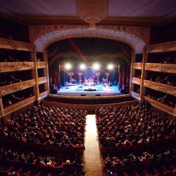 STANDING OVATION PER LOREDANA BERTE’ PER LA PRIMA VOLTA AL RENDANO DI COSENZA STANDING OVATION PER LOREDANA BERTE’ PER LA PRIMA VOLTA AL RENDANO DI COSENZA