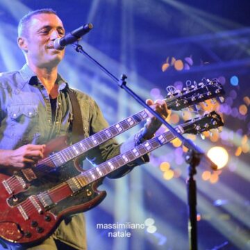 BAGNO DI FOLLA PER ALEX BRITTI BAGNO DI FOLLA PER ALEX BRITTI