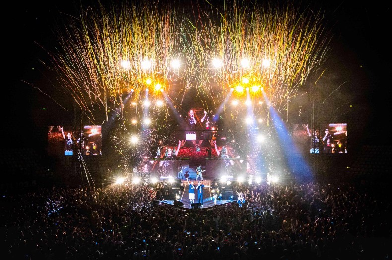 J-AX & FEDEZ IN TRIONFO AL PALACALAFIORE DI REGGIO, IN OLTRE 5000 A CANTARE E BALLARE! J-AX & FEDEZ IN TRIONFO AL PALACALAFIORE DI REGGIO, IN OLTRE 5000 A CANTARE E BALLARE!