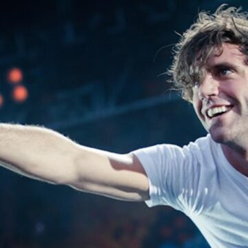 TRIONFO PER MIKA, CHE FA IMPAZZIRE REGGIO CALABRIA CON UN MEGASHOW TRAVOLGENTE