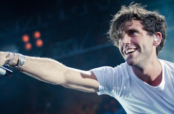 TRIONFO PER MIKA, CHE FA IMPAZZIRE REGGIO CALABRIA CON UN MEGASHOW TRAVOLGENTE