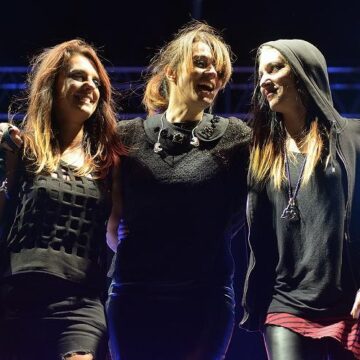 BAGNO DI FOLLA PER CARMEN CONSOLI A PIANOPOLI BAGNO DI FOLLA PER CARMEN CONSOLI A PIANOPOLI