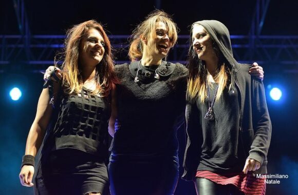 BAGNO DI FOLLA PER CARMEN CONSOLI A PIANOPOLI BAGNO DI FOLLA PER CARMEN CONSOLI A PIANOPOLI