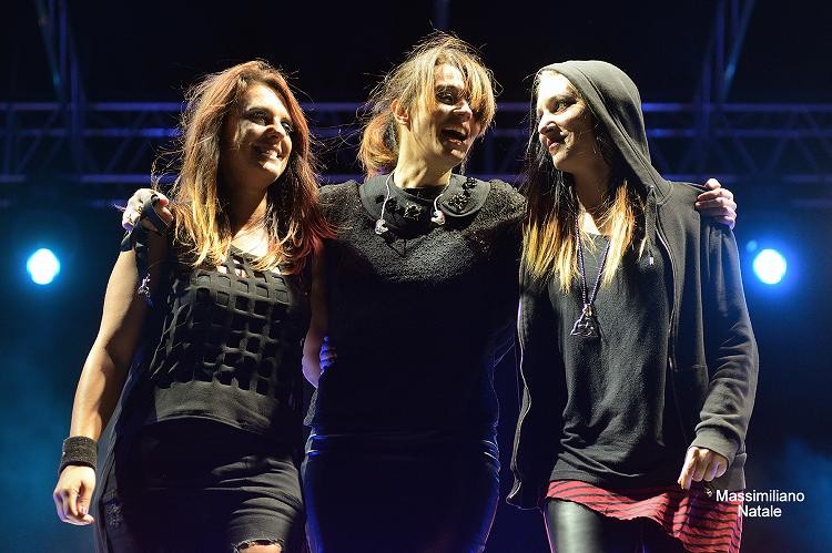 BAGNO DI FOLLA PER CARMEN CONSOLI A PIANOPOLI BAGNO DI FOLLA PER CARMEN CONSOLI A PIANOPOLI