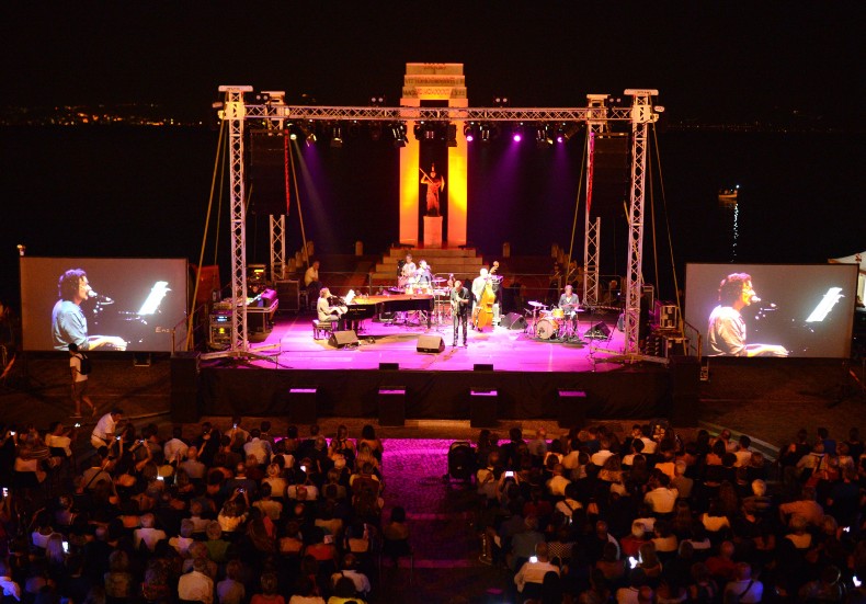BAGNO DI FOLLA PER SERGIO CAMMARIERE A REGGIO BAGNO DI FOLLA PER SERGIO CAMMARIERE A REGGIO