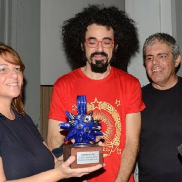CAPAREZZA INCANTA PIAZZA CASTELLO DI REGGIO CON IL SUO LIVE PREMIATO