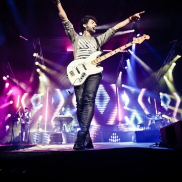 MAX GAZZE’ INFIAMMA PIAZZA CASTELLO MAX GAZZE’ INFIAMMA PIAZZA CASTELLO