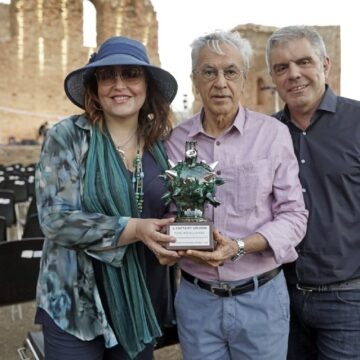 PREMIO E STANDING OVATION PER CAETANO VELOSO & FIGLI AL PARCO SCOLACIUM DI BORGIA PREMIO E STANDING OVATION PER CAETANO VELOSO & FIGLI AL PARCO SCOLACIUM DI BORGIA