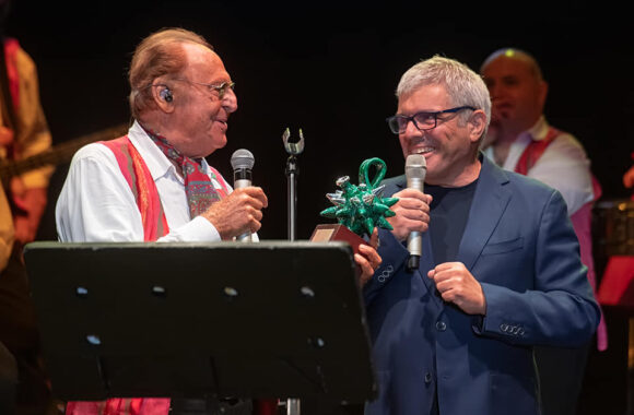 SUCCESSO A DIAMANTE PER RENZO ARBORE CON L’ORCHESTRA ITALIANA! PREMIO “MITI DELLO SPETTACOLO ITALIANO“
