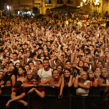 CARL BRAVE FA ESPLODERE D’ENTUSIASMO PIAZZA CASTELLO! CARL BRAVE FA ESPLODERE D’ENTUSIASMO PIAZZA CASTELLO!
