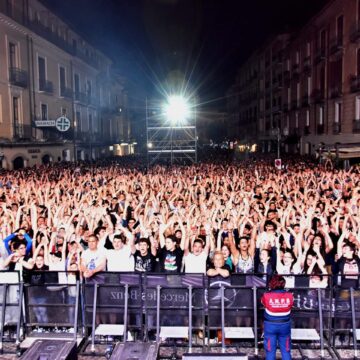 IN DECINE DI MIGLIAIA PER IL CALABRIA FEST A LAMEZIA, IN DIRETTA RADIO TUTTA ITALIANA IN DECINE DI MIGLIAIA PER IL CALABRIA FEST A LAMEZIA, IN DIRETTA RADIO TUTTA ITALIANA