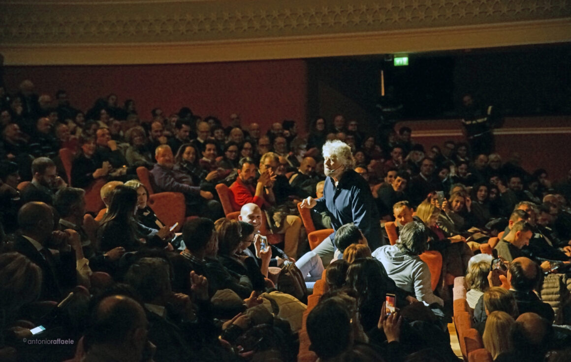 UN PIENO DI RISATE CON BEPPE GRILLO! UN PIENO DI RISATE CON BEPPE GRILLO!