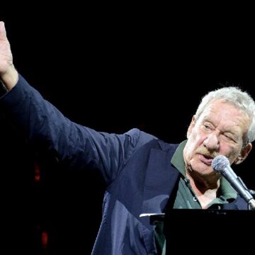 PAOLO CONTE INCANTA SOTTO LE STELLE DEL JAZZ E DI REGGIO CALABRIA PAOLO CONTE INCANTA SOTTO LE STELLE DEL JAZZ E DI REGGIO CALABRIA