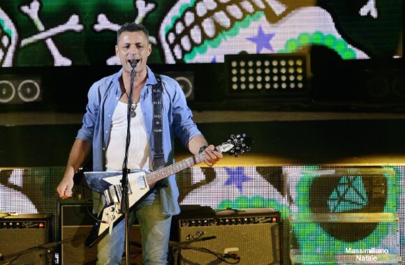 ALEX BRITTI INFIAMMA IL TEATRO DEI RUDERI DI DIAMANTE