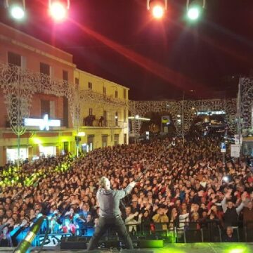 BAGNO DI FOLLA PER PAOLO BELLI E RAF A PAOLA, IN MIGLIAIA IN PIAZZA IV NOVEMBRE BAGNO DI FOLLA PER PAOLO BELLI E RAF A PAOLA, IN MIGLIAIA IN PIAZZA IV NOVEMBRE
