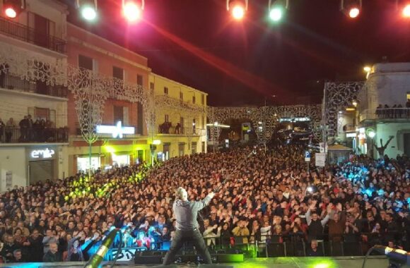 BAGNO DI FOLLA PER PAOLO BELLI E RAF A PAOLA, IN MIGLIAIA IN PIAZZA IV NOVEMBRE
